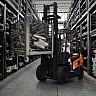 Автопогрузчик Doosan NX - в работе внутри помещения