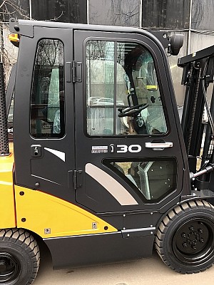 жесткая кабина для погрузчика Doosan D30: вид сбоку