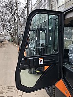 жесткая кабина для погрузчика Doosan D30: открытая дверь
