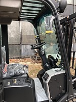 кабина для погрузчика Doosan D30: сбоку открытая дверь