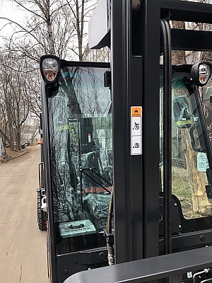 кабина для погрузчика Doosan D30: вид спереди